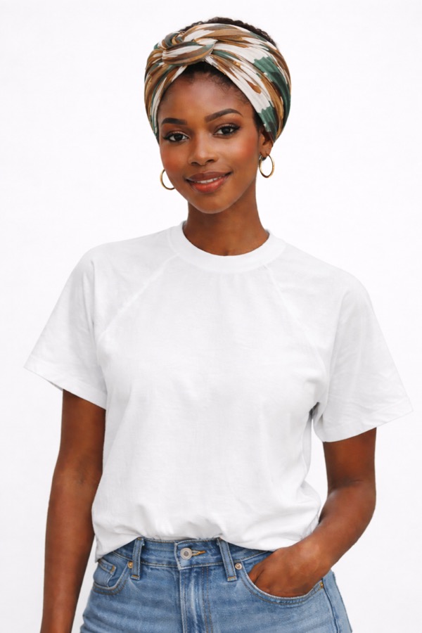 T-shirt Moed Lotus porté par une femme avec foulard